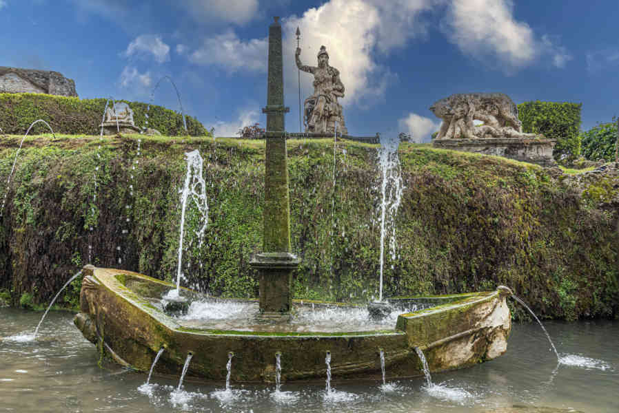 Italia - Tivoli 65 - Villa del Este - fontana di Rometta.jpg